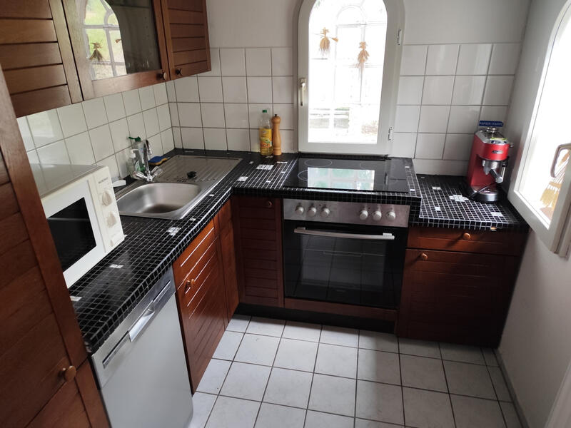 Moderne Gemeinschaftsküche mit Herd, Backofen, Mikrowelle, Kaffeemaschine und Spüle für Gäste der Bruchmühle.